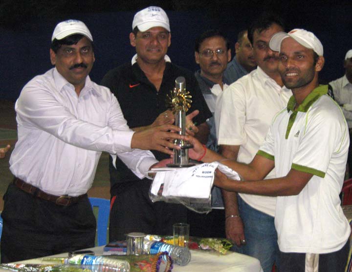 <b>Ajay Nishank</b> (R) recives his trophy at the 11th Nalco Open All-Orissa Tennis Tournament in Bhubaneswar on <b>Dec 13, 2009.