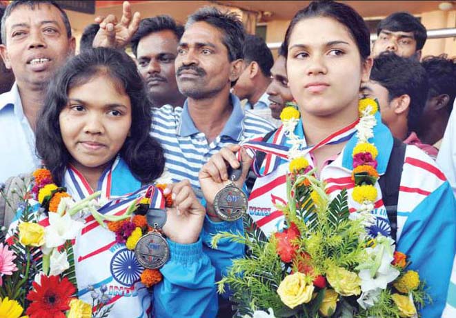 Orissa weightlifters Minati Das (Left) and Subhasmita Mohanty display their Commonwealth medals in Bhubaneswar on October 18, 2011.