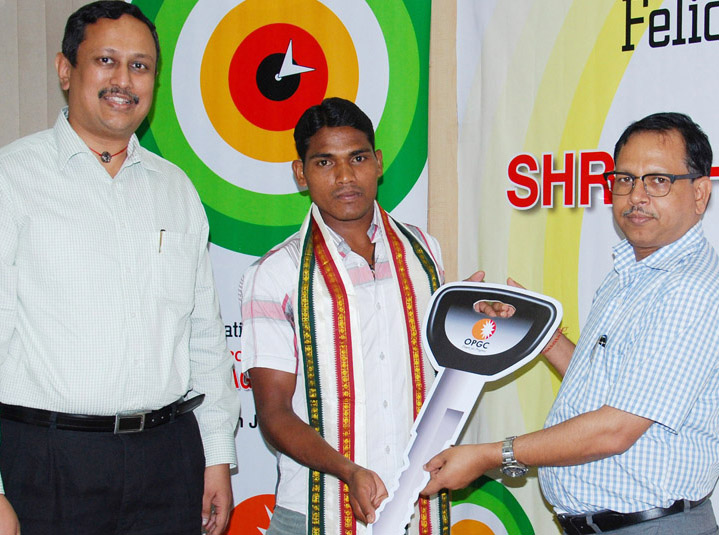 Panchayati Raj Secretary P K Jena (R) felicitates archery coach Bhagat Ram Nayak (C) in the presence of OPGC MD Venkatachalam K in Bhubaneswar on June 19, 2012.