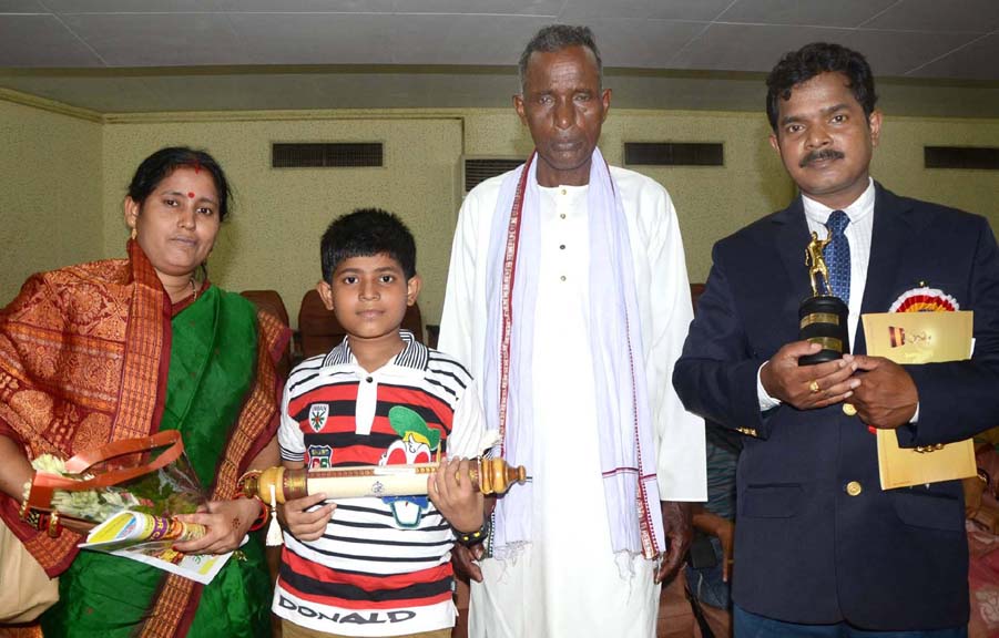 Biju Patnaik Outstanding Sports Journalist Awardee, Sarbeswar Mohanty with his father, wife and son in Bhubaneswar on August 29, 2014.