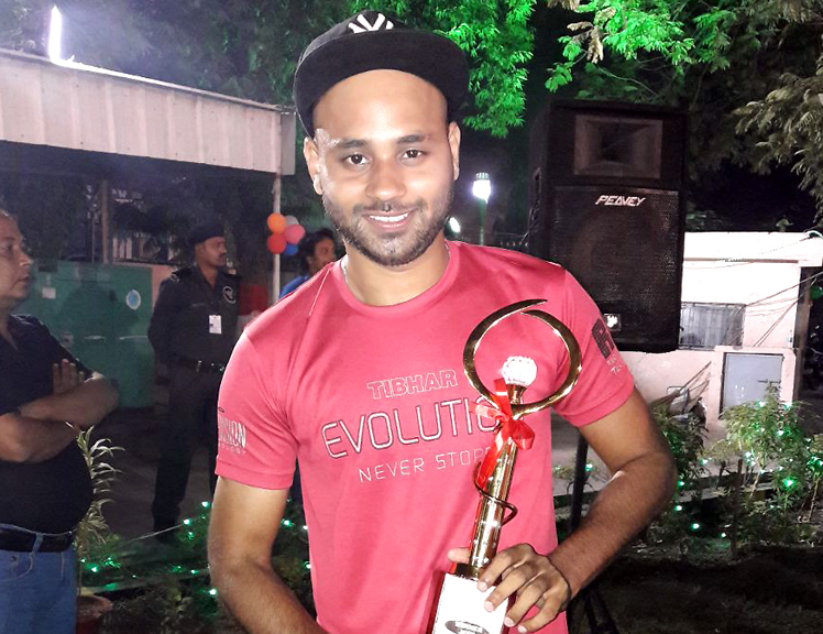 Asif Haque with his All-India RBI men’s singles champion trophy in Patna on Nov 10, 2017.