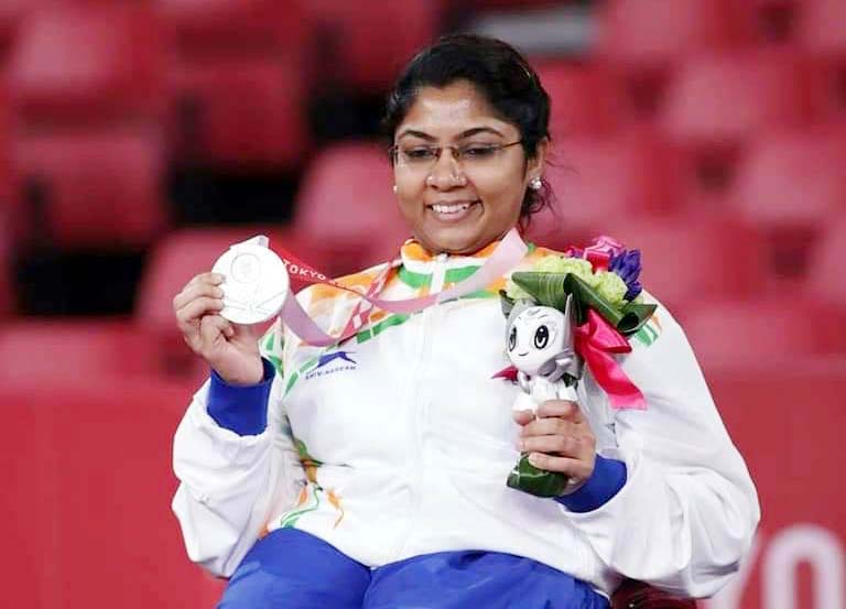 Indian woman para-paddler Bhavinaben Patel with her Paralympic silver medal in Tokyo on 29 August, 2021.