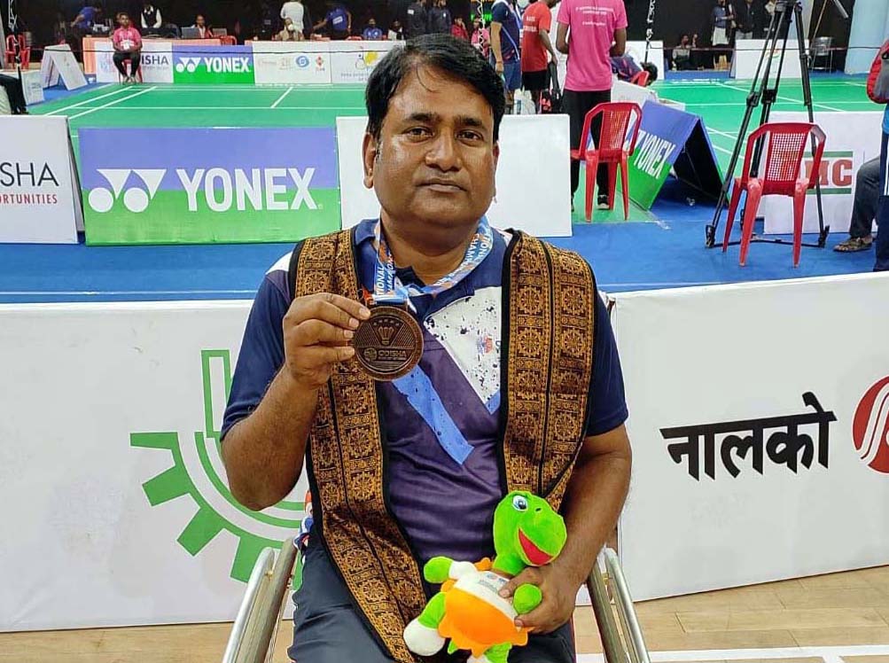 Odisha para-shuttler Nurul Hossain Khan with the bronze medal he won at the 4th Para Badminton National Championship in Bhubaneswar on 26 December 2021.