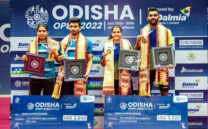 Odisha Open mixed doubles champions Sachin Dias-Thilini Hendahewa (Right) and runners-up MR Arjun-Treesa Jolly in Cuttack on 30th January 2022.
