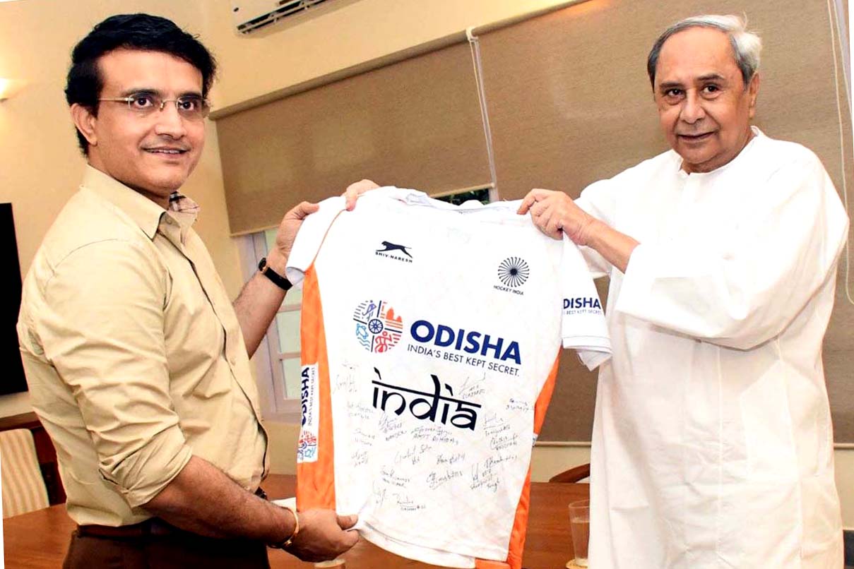 Odisha Chief Minister Naveen Patnaik presents a jersey to BCCI President Sourav Ganguly during a pleasure meeting in Bhubaneswar on on 12 June 2022.