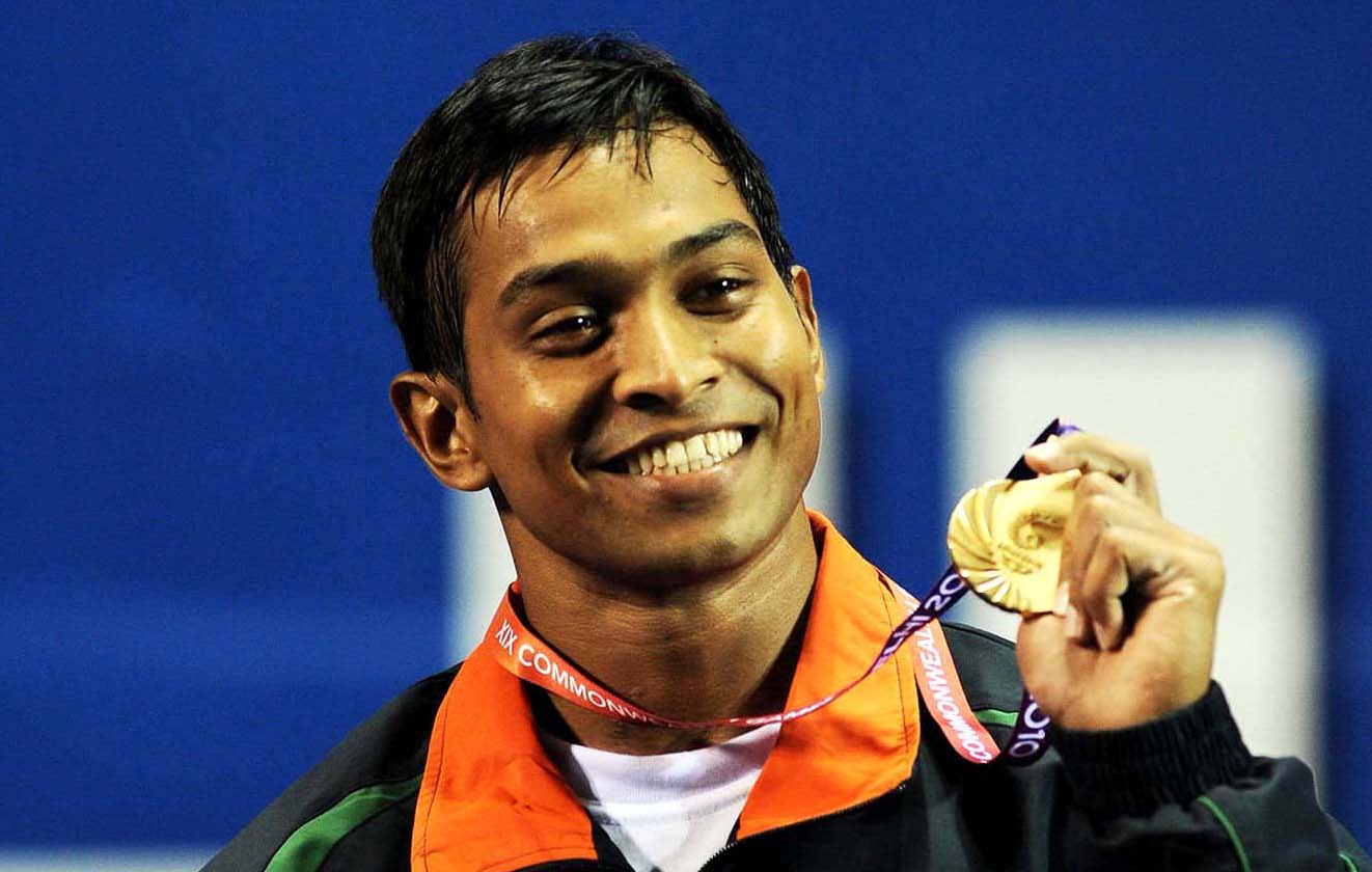 Odisha weightlifter Katulu Ravi Kumar with his gold medal at the Commonwealth Games in New Delhi on 6 October 2010.