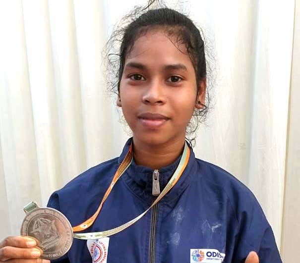Odisha lifter Jyoshna Sabar poses with her silver medal at the Khelo India Women National Ranking Weightlifting Tournament (Phase-2) in Modinagar, Ghaziabad, Uttar Pradesh on 28 October 2022.