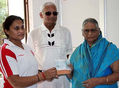 Powerlifting ace Ranu Mohanty (left) receives a cheque of Rs 50,000 from KPM Trust founder Nandini Mohanty in Bhubaneswar on Friday.