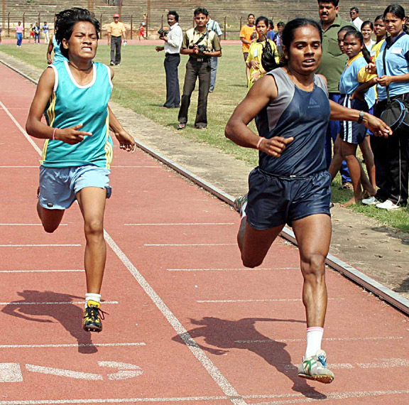 Saraswati Chand (Right) beats Namita Kabat to win the 800m title at the State Women`s Sports Festival in Bhubaneswar on <b>Nov 6, 2008.