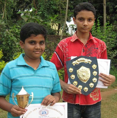 Title winner Ashutosh Mohapatra (R) and runner-up Sidhant Mohapatra at the Children Chess Tournament in Bhubaneswar on April 5, 2009.