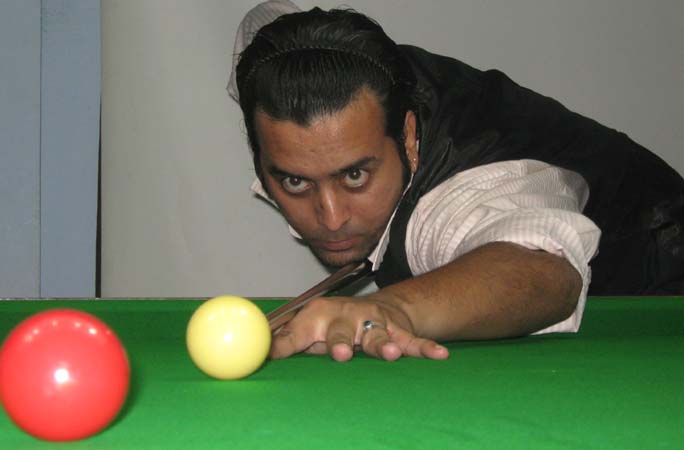 Jeet Kishore Das goes for a putt at the CSA All-Orissa Open Snooker Tournament in Bhubaneswar on April 25, 2009.