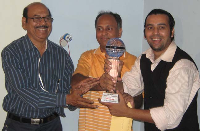 <b>Jeet Kishore Das </b>(Right) receives the winner`s trophy at the CSA All-Orissa Open Snooker Tournament in Bhubaneswar on April 26, 2009.