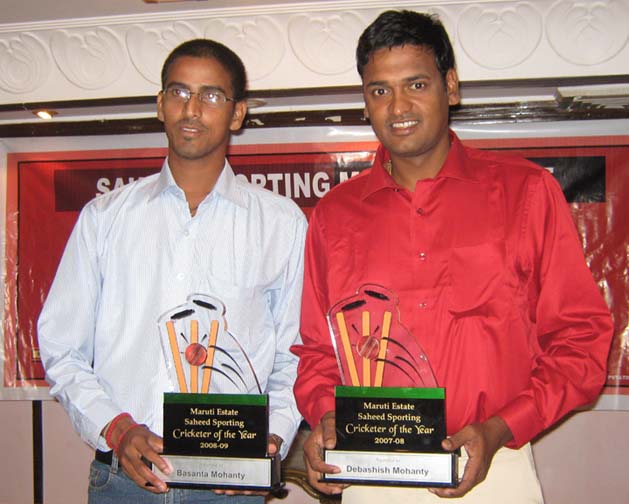 <b>Debasis Mohanty </b>(Right) and <b>Basant Mohanty </b>with the Maruti Estate Cricketer of the Year Award in Bhubaneswar on April 26, 2009.