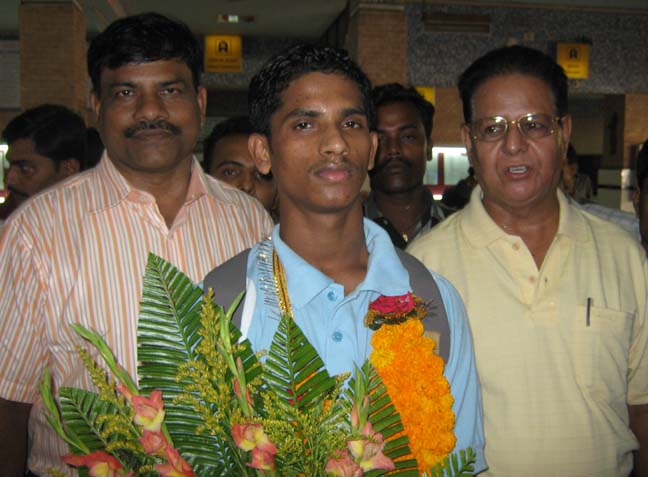 Youth international Rabindra Murudi with officals of Orissa Volleyball Association in Bhubaneswar on May 2, 2009.