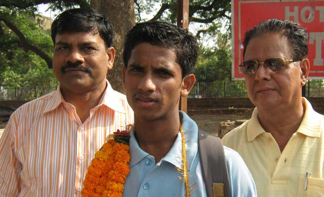 Youth international Rabindra Murudi with officals of Orissa Volleyball Association in Bhubaneswar on May 2, 2009.