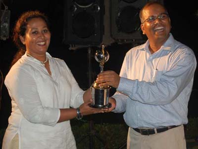 Ladies` champion <b>Geeta Biswas</b> (L) receives her trophy from men`s winner <b>Devesh Sinha</b> at the BGC season-ending tournament in Bhubaneswar on May 2, 2009.