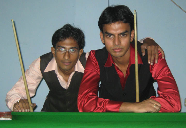 Orissa State Junior Snooker champion <b>Nishant Biswal</b> and runner-up <b>Saurya Pattnaik</b> after their final match in Bhubaneswar on <b>July 31, 2009.