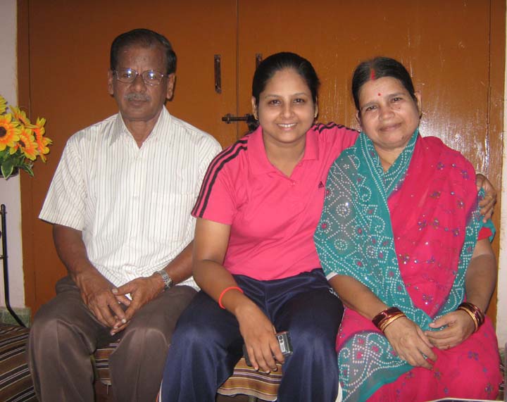 Orissa woman shuttler <b>Gayatri Mishra </b>with her parents in Bhubaneswar on <b>Sept 12, 2009.