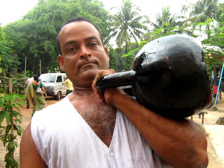 Fitness guru <b>Hari Prasad Pattanayak</b> works with kettlebell in Bhubaneswar on <b>Sept 16, 2009.