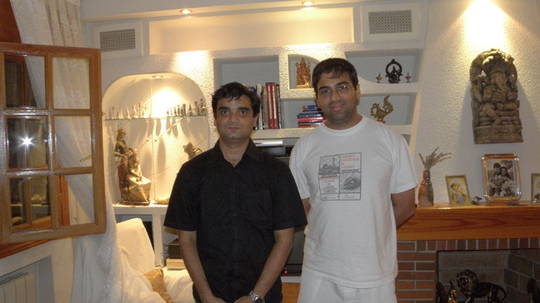 <b>Satyapragyan</b> meets <b>V Anand</b> at the latter`s residence in Madrid on <b>August 15, 2009</b>