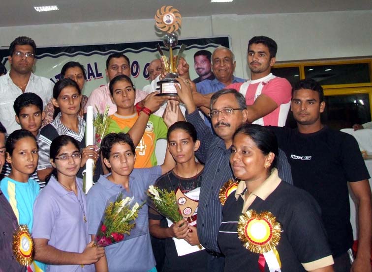 Haryana judokas lift the team trophy at the Junior National Championship in Bhubaneswar on </b>Oct 3, 2009.