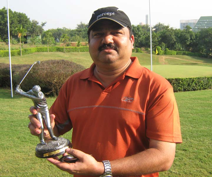 Rajnish Das with his prize at the CII Eastern Region Golf Tournament in Bhubaneswar on <b>Oct 31, 2009.