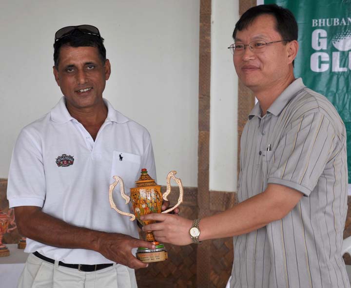 Srimoy Kar (left) receives the trophy after winning the 5th BGC Corporate Golf Tournament in Bhubaneswar on <b>Dec 13, 2009.