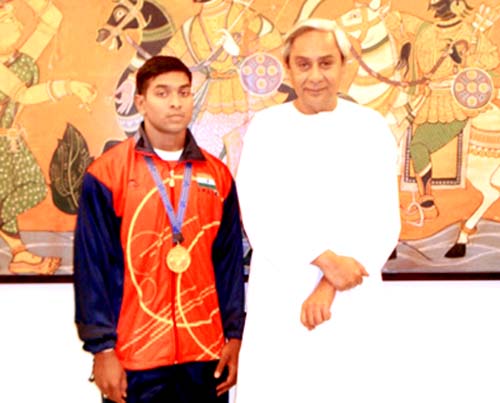 Orissa`s international weightlifter <b>P Ravi Kumar</b> with Chief Minister Naveen Patnaik at Bhubaneswar in 2009.