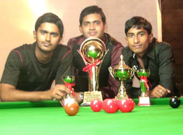 CSA billiards and snooker champion Subrat Das with S P Patnaik (R) and Devbrat Rout (L) in Bhubaneswar on <b>January 31, 2010.
