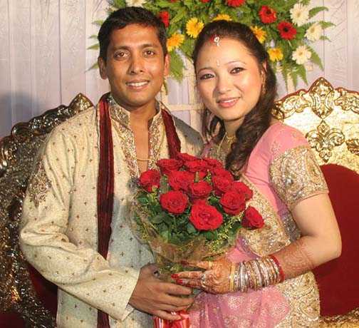 Shiv Sundar Das with wife Trishna Thatal at the their marriage reception in Bhubaneswar on April 11, 2010.