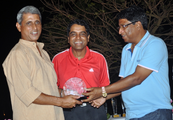 Srimoy Kar (L) receives a golf prize from Tara Patnaik in the presence Madhu Sudan Padhi in Bhubaneswar on April 11, 2010.