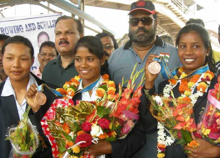 Orissa rowers Pratima Puhana (Centre) and Pramila Prava Minz (Right) display their Asiad bronze medals at Cuttack on November 23, 2010.