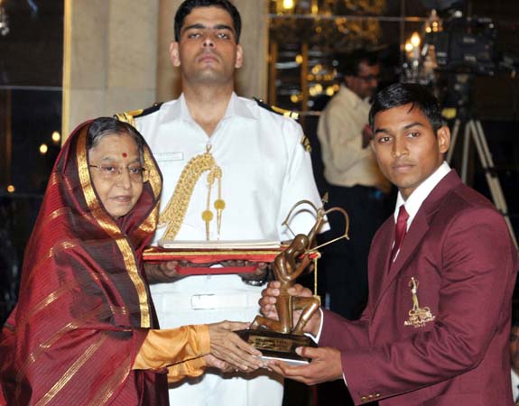 Orissa lifter K Ravi Kumar receives the Arjuna Award from President Prativa Devi Singh Patil in New Delhi on August 29, 2011.
