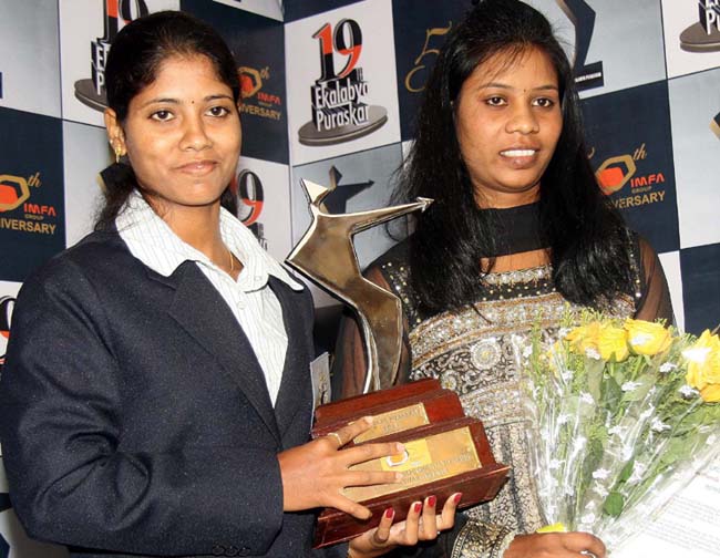 Pratima Puhana (Left) and Pramila Prava Minz with the 19th Ekalabya Award in Bhubaneswar on April 2, 2012.