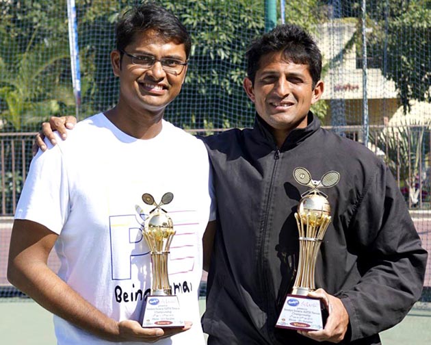 Odisha ace Satirtha Patnaik (Left) with former Davis Cupper Nitin Kirtane at the AISTA All India Senior Men’s Tournament in Pune on January 14, 2014.