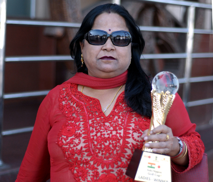 Odisha golfer Lakhi Swain shows her Indo-Nippon Cup trophy in Bhubaneswar on Dec 6, 2016.