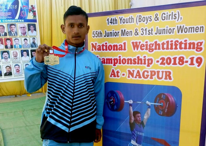 Odisha weightlifter Bhaktaram Desti at the National Weightliftng Championship 2018-19 in Nagpur.