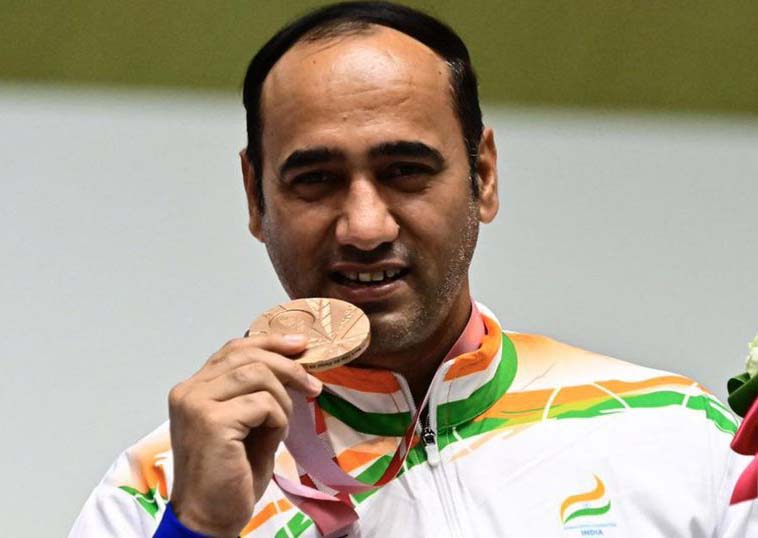 Indian shooter Singhraj Adhana with his bronze medal at the Tokyo Paralympics on 31 August 2021.
