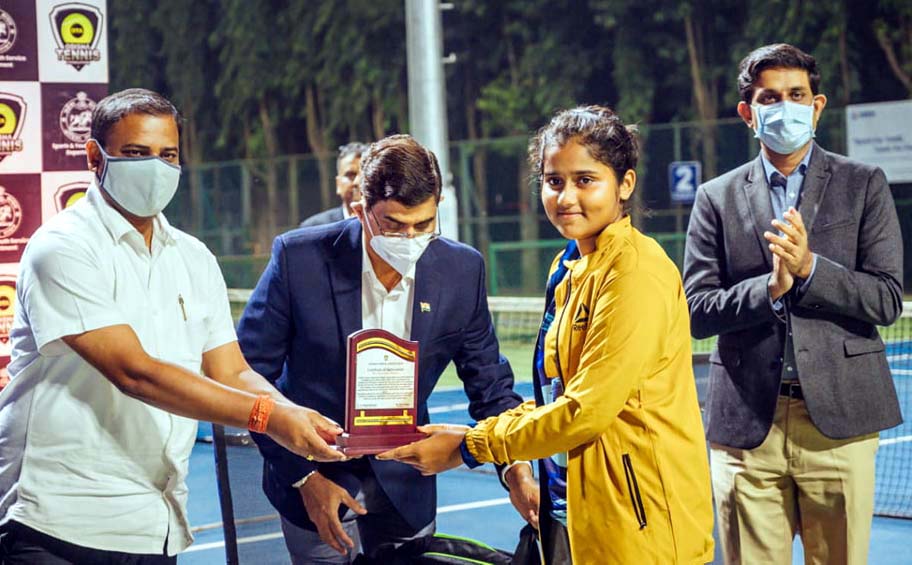 Odisha Sports Minister Tusharkanti Behera felicitates young talent Sohini Mohanty on behalf of Odisha Tennis Association at Kalinga Stadium, Bhubaneswar on 5th January 2022.