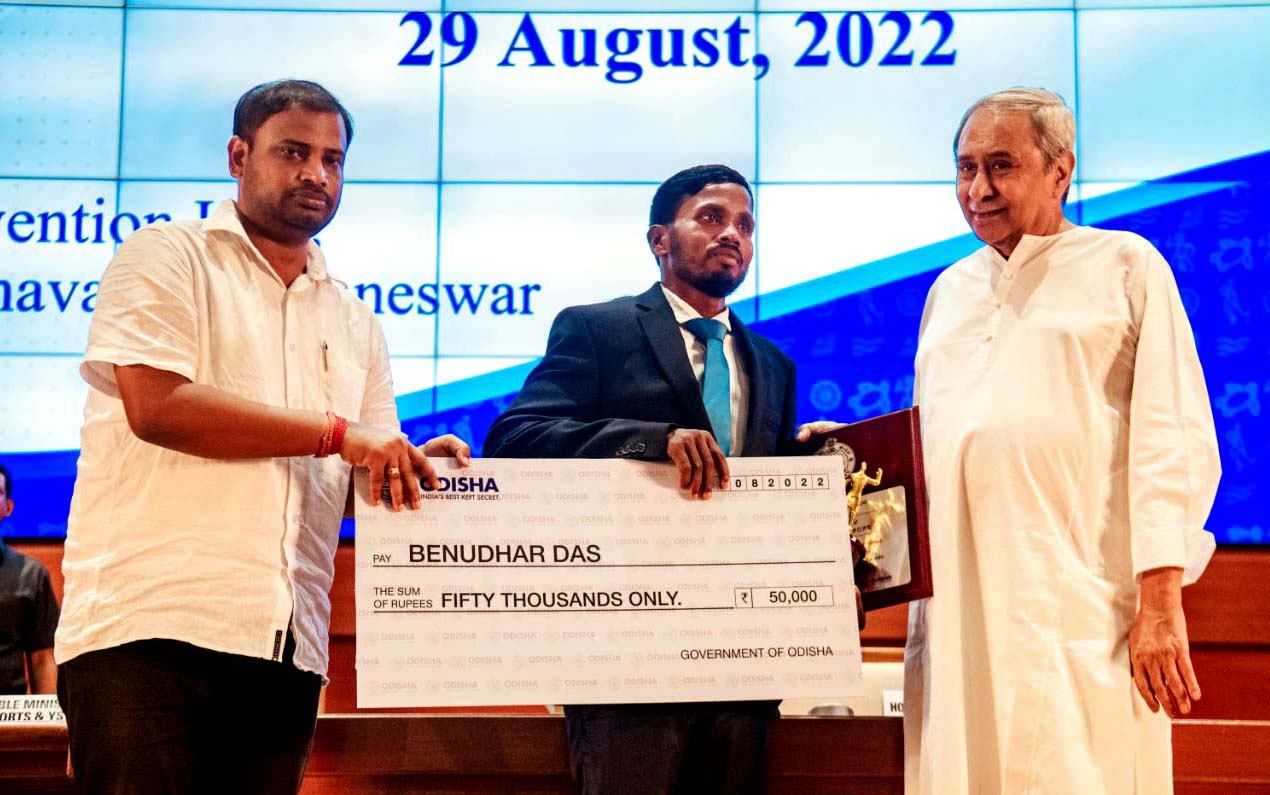 Benudhar Das receives the Biju Patnaik Award for Excellence in Sports Journalism from Chief Minister Naveen Patnaik and Sports Minister Tusharkanti Behera in Bhubaneswar on 29 August 2022.