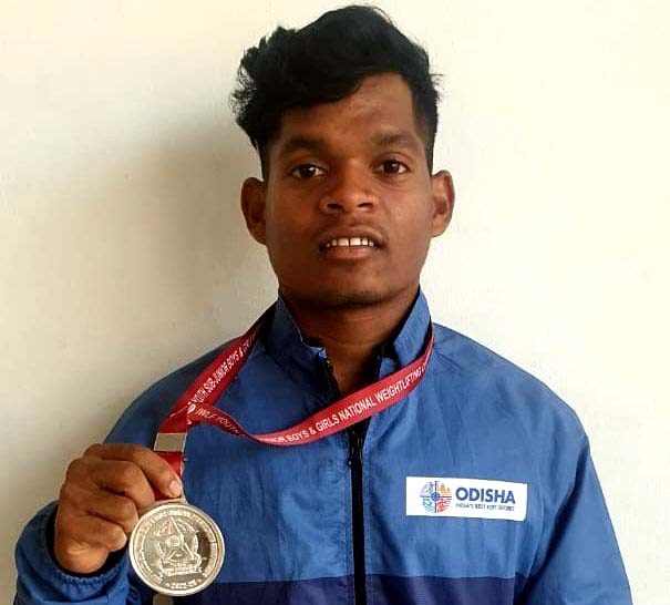 Odisha lifter Sadananda Bariha poses with his silver medal at the National Weightlifting Championship in Nagercoil, Tamil Nadu on 31 December 2022.