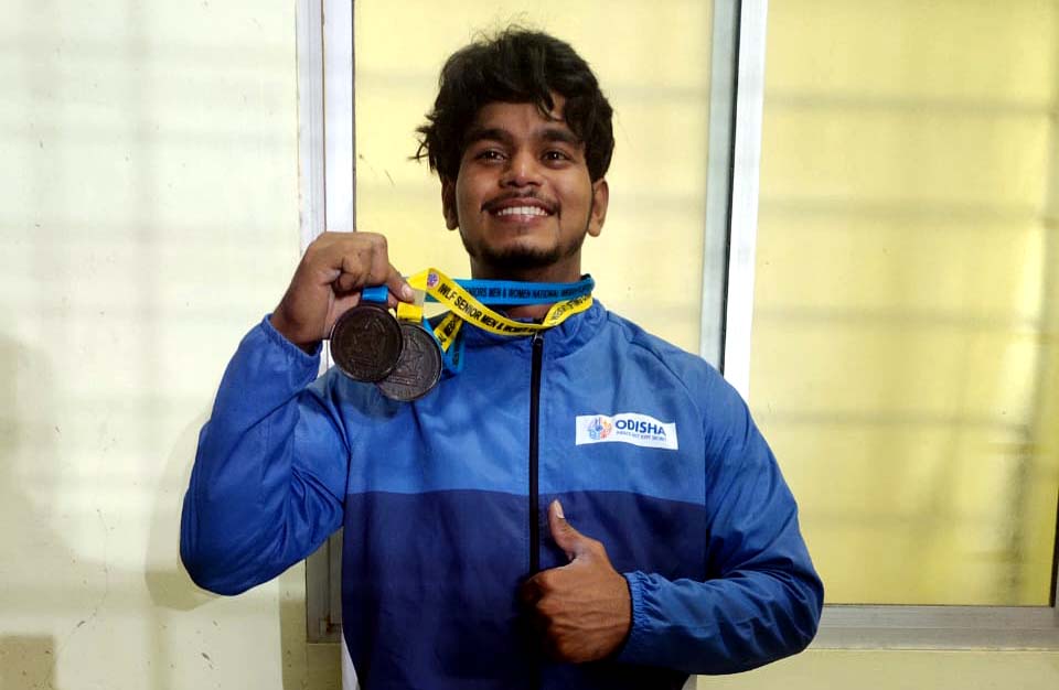 Odisha lifter Kanhu Charan Sahu poses with his two bronze medals at the National Weightlifting Championship in Nagercoil, Tamil Nadu on 3 January 2023.