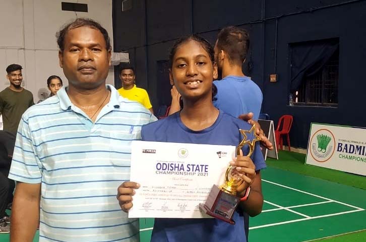 Odisha shuttler Vishakha Toppo with her father Charo Toppo at the State Badminton Championship 2021.