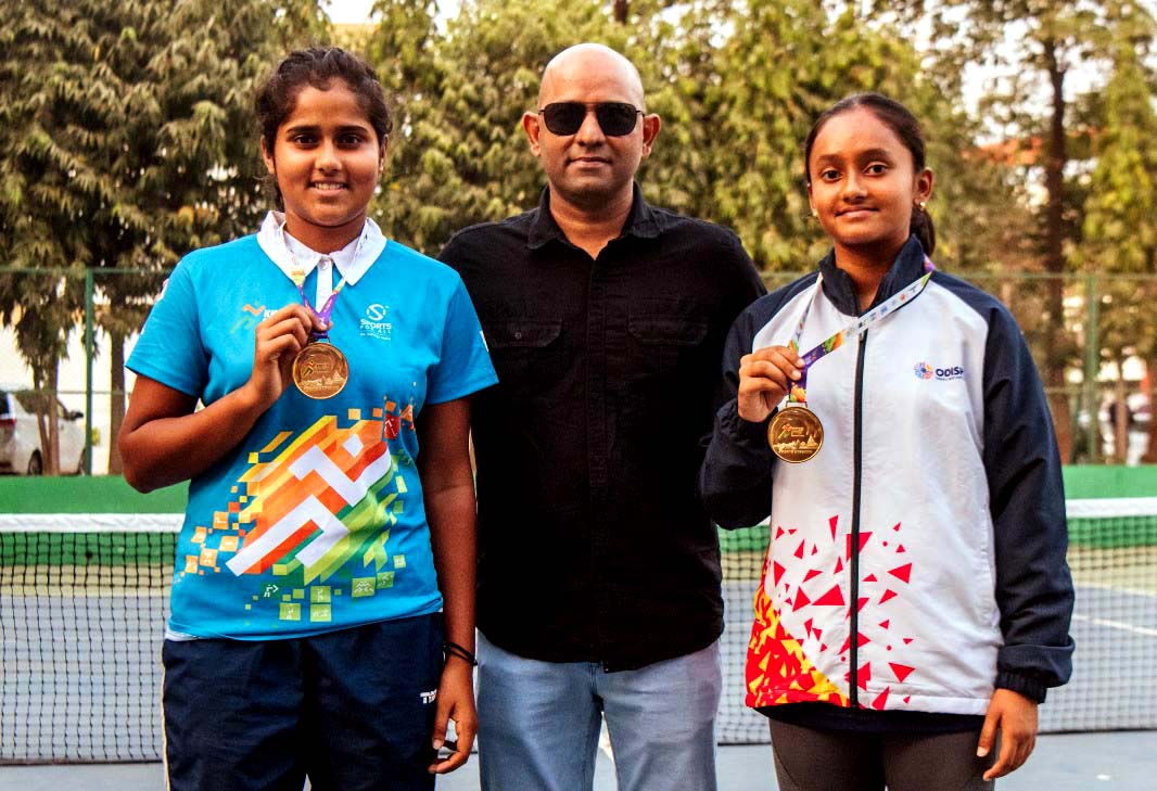 Coach Farhan Ali with KIYG girls doubles gold medallists Sohini Mohanty (Left) and Aradhyaa Verma (Right) pose during a felicitation function at Kalinga Stadium, Bhubaneswar on 16 February 2023.