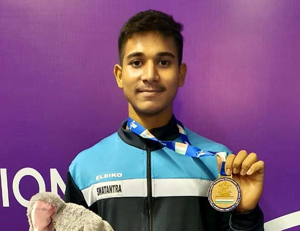 Odisha lifter Hrudananda Das poses with his gold medal at the Commonwealth Weightlifting Championships in Greater Noida, Uttar Pradesh on 14 July 2023.