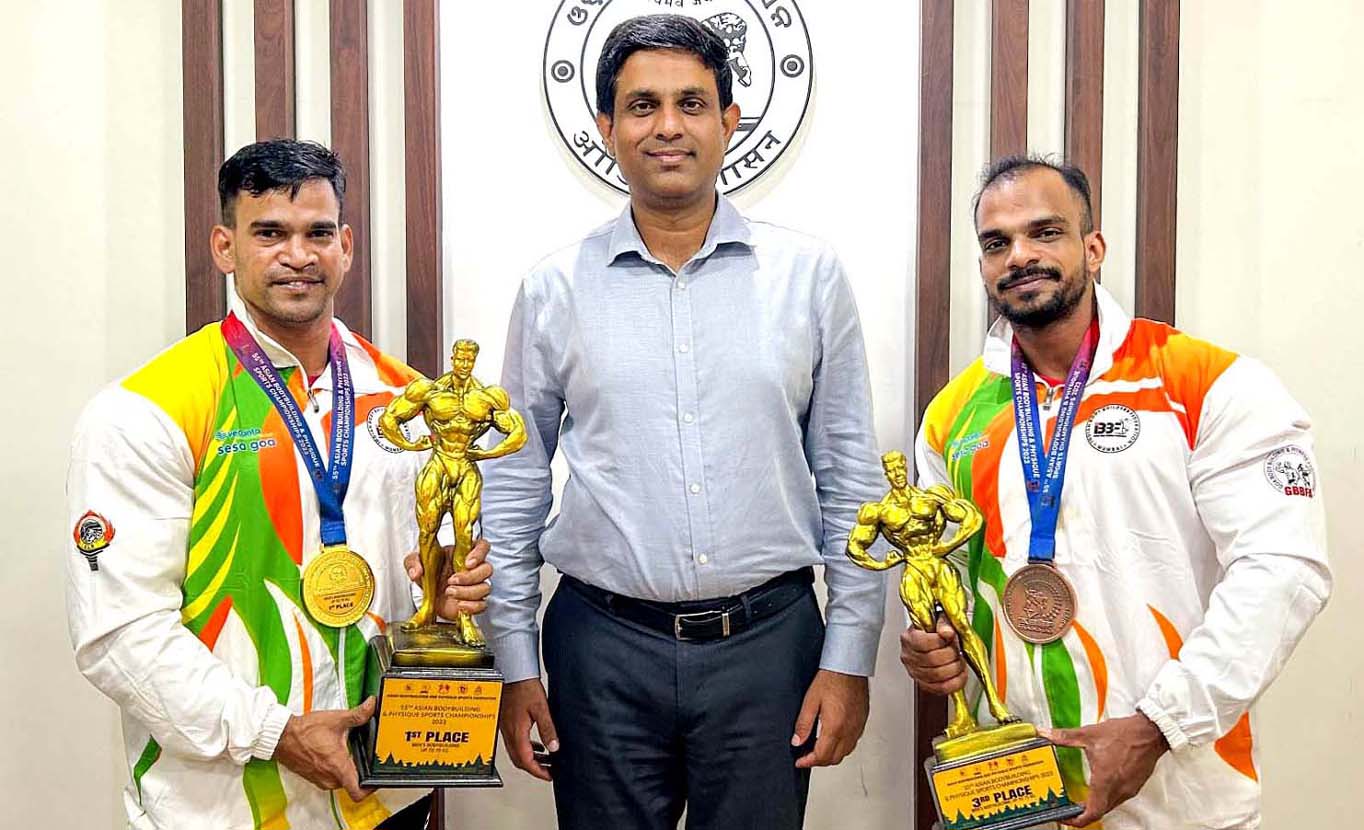Asian medal winning Odisha bodybuilders Amit Bhuyan (Left) and Jagannath Pradhan at a meeting with State Sports Secretary R Vineel Krishna in Bhubaneswar on 11 September 2023.