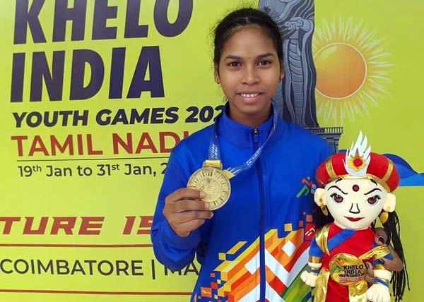 Odisha weightlifter Jyoshna Sabar poses with her gold medal at the 6th Khelo India Youth Games in Chennai, Tamil Nadu on 26 January 2024.