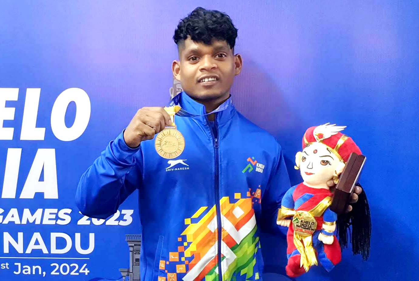 Odisha weightlifter Sadananda Bariha poses with his gold medal at Khelo India Youth Games in Chennai on 27 January 2024.