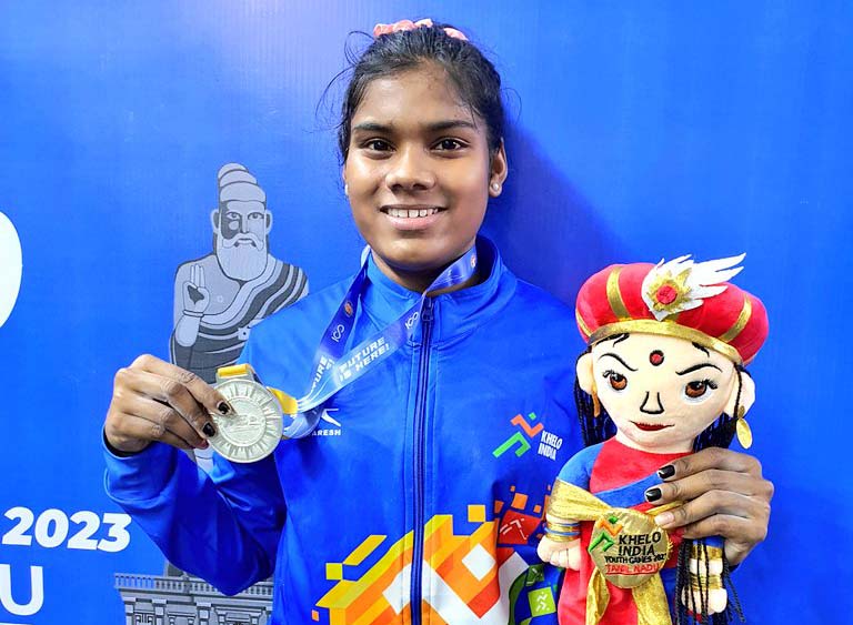 Odisha weightlifter Mina Santa poses with her Silver medal at Khelo India Youth Games in Chennai on 27 January 2024.