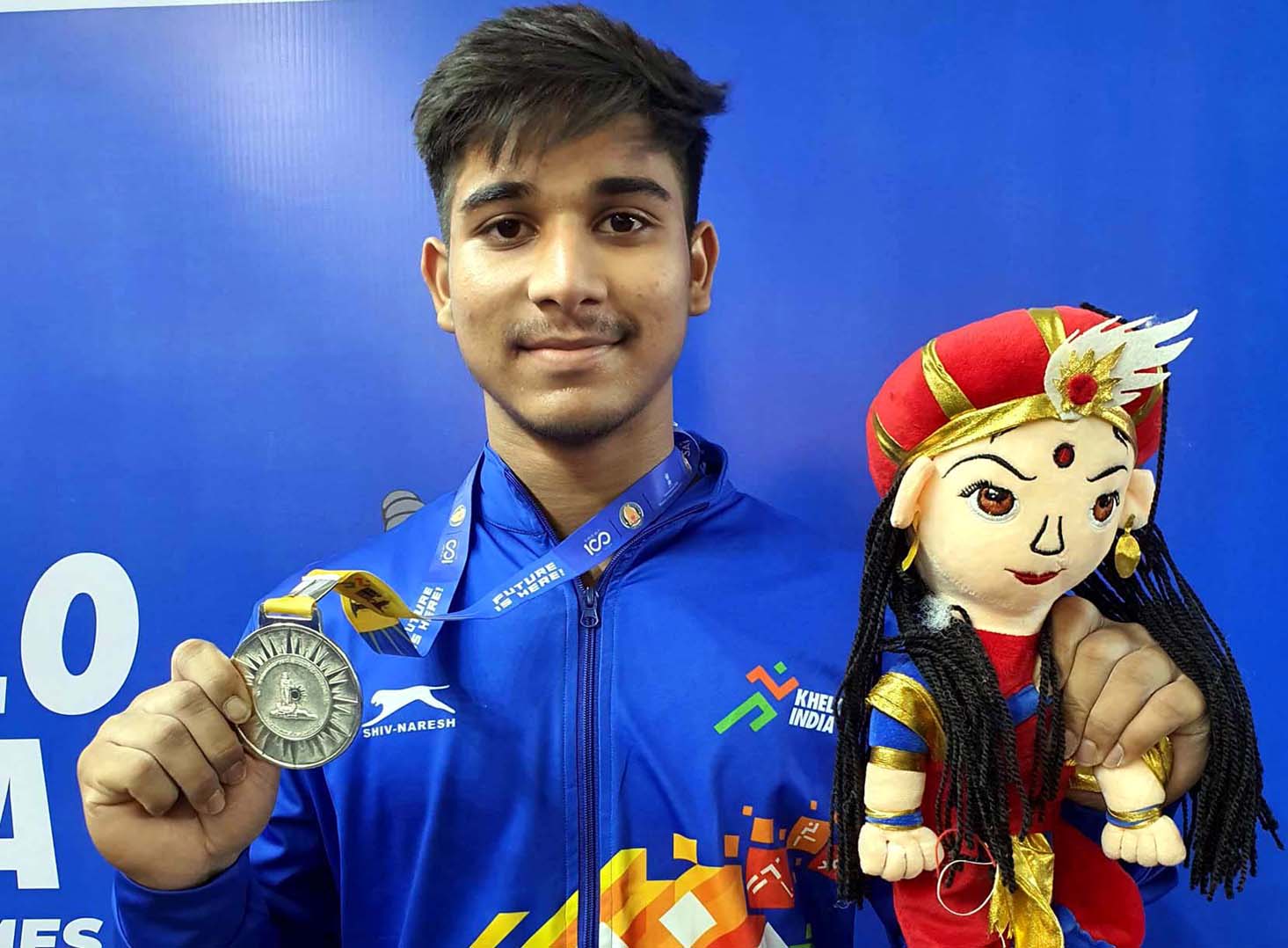 Odisha weightlifter Hrudananda Das poses with his silver medal at the Khelo India Youth Games in Chennai on 28 January 2024.